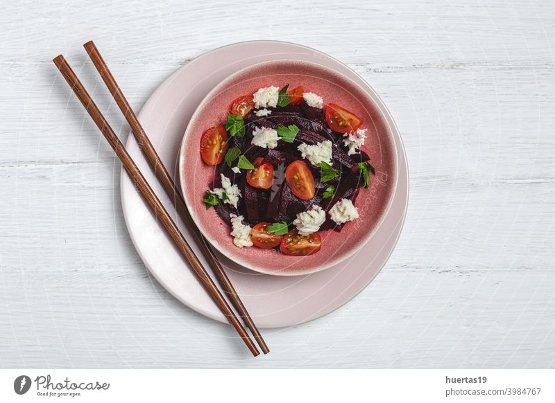 Hausgemachter Rote-Bete-Salat mit Walnüssen, Mozzarella und Petersilie Salatbeilage Muttern Mozzarella-Kirschtomaten Rübe Gemüse organisch Lebensmittel