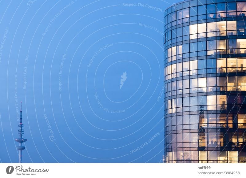 Funkturm und Bürogebäude zur blauen Stunde Fernsehturm Glasfassade Glasscheiben Beleuchtung Blaue Stunde Blauer Himmel Tiefblau Architektur Hochhaus Fassade