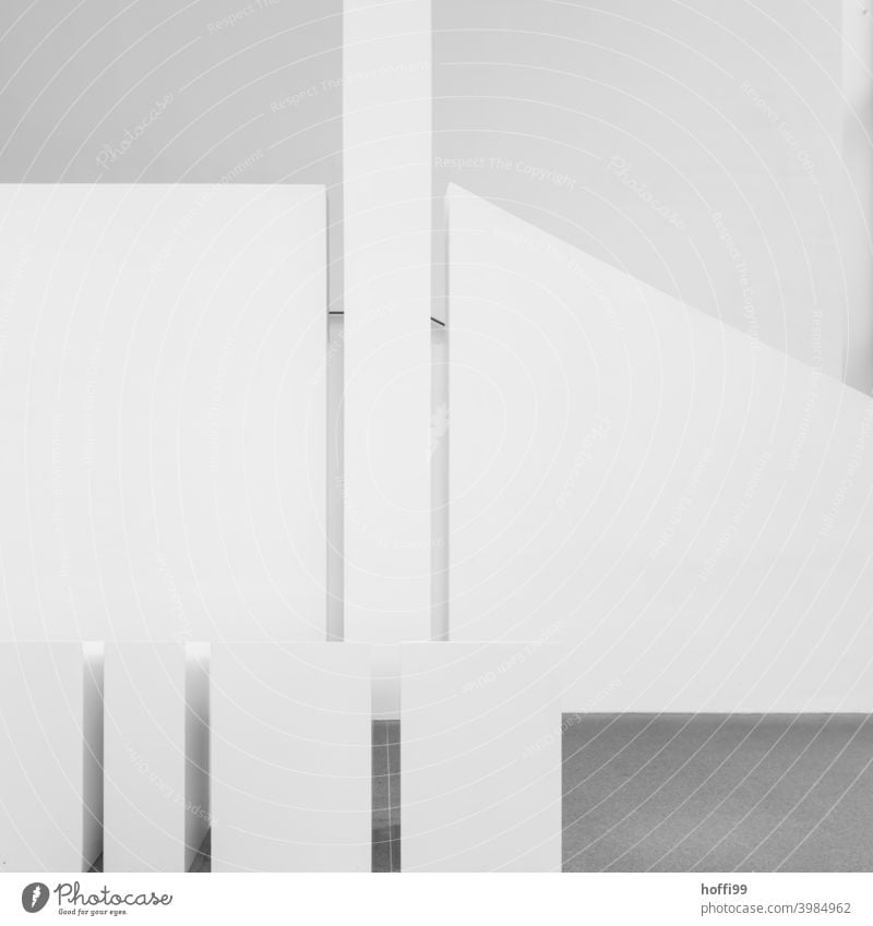 weiße Treppe mit Raumelementen Treppenhaus Sichtbeton Beton Treppenschatten architekture schwarz minimalistisch Schatten urbane Industrie urbaner Stil