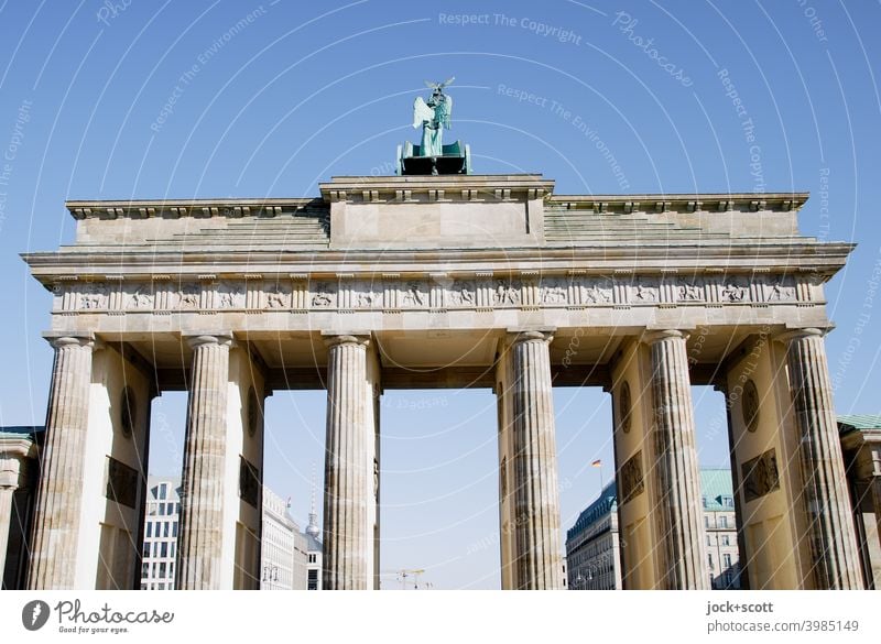 Zeitgeschichte, Westseite vom Brandenburger Tor Berlin Wolkenloser Himmel Frühklassik Weltkulturerbe historisch Sightseeing Sehenswürdigkeit Wahrzeichen