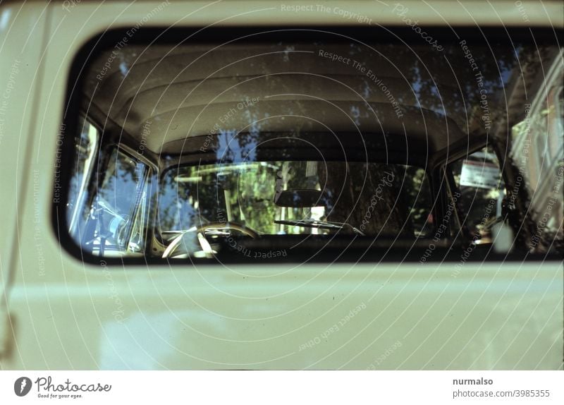 Kombi Familienwagen kombi caracan heckscheibe alt vintage beige kfz auto historisch oldtimer parken strassenrand lenkrad spiegel spiegeln innenraum innenspiegel