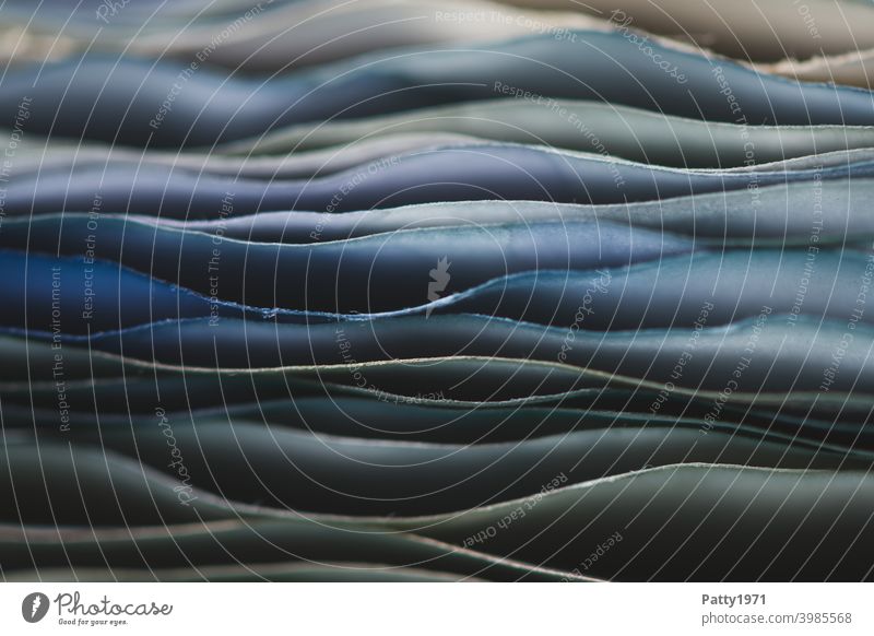 Makroaufnahme eines Stapels mit blauem, welligem Papier gewellt Nahaufnahme Schwache Tiefenschärfe Kante Detailaufnahme Strukturen & Formen Hintergrund Linie