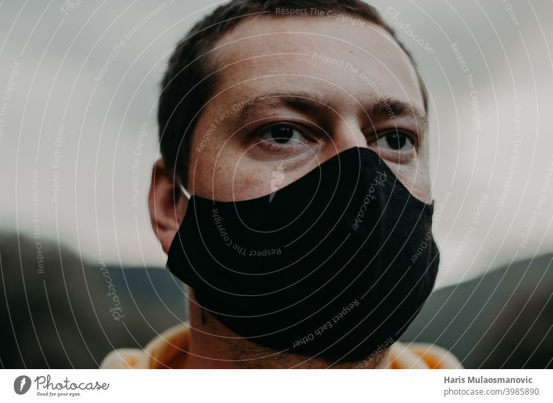 Mann mit Gesichtsmaske Großaufnahme Erwachsener Bokeh abschließen Konkurrenz Korona Coronavirus covid-19 Seuche Garage Infektion männlich Mann Gesichtsmaske