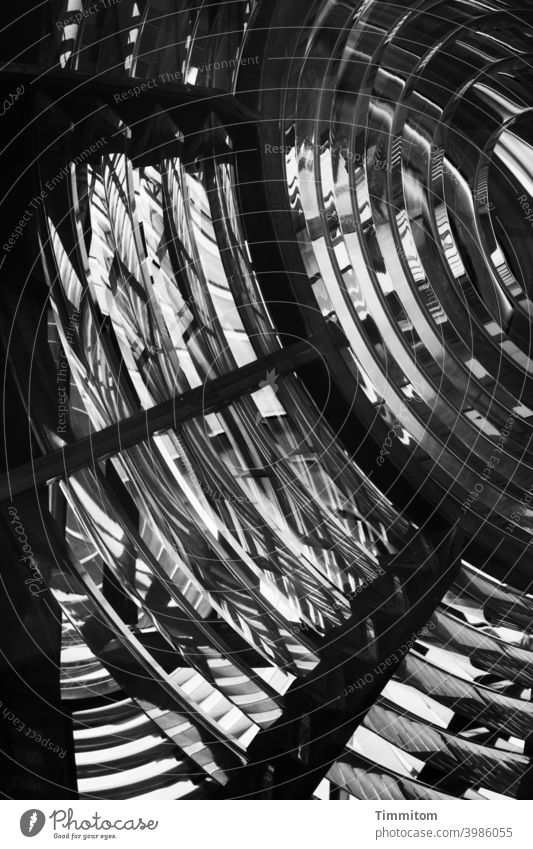 Das Auge des Leuchtturms Leuchtfeuer Außenaufnahme Licht Turm Leuchtfeueroptik Schwarzweißfoto fresnellinse