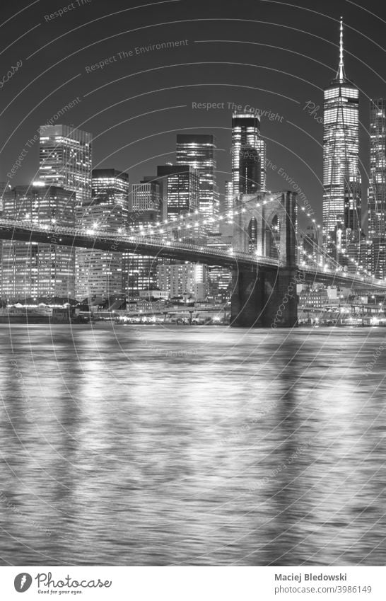 Schwarz-Weiß-Bild der Brooklyn Bridge bei Nacht, New York City, USA. Großstadt schwarz auf weiß New York State Manhattan Skyline Brücke Wolkenkratzer urban