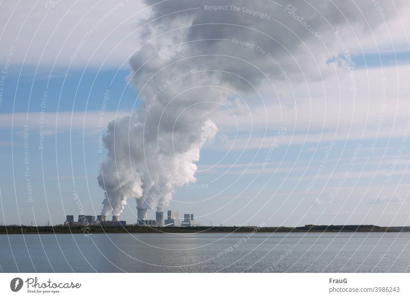 Wolkenmacher- Kraftwerk mit rauchenden Schloten See Seeufer Kohlekraftwerk Braunkohle Stromkraftwerke Rauch Schornstein Energiewirtschaft Industrie