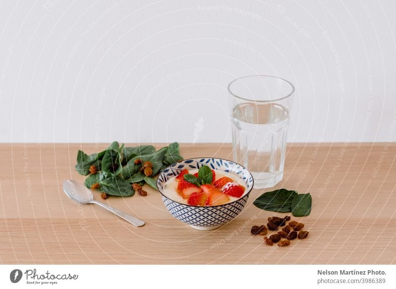 Naturjoghurt-Dessert mit Erdbeeren und einem Glas Wasser. lecker Mahlzeit Lebensmittel süß Strohballen geschmackvoll frisch Bäckerei Frühstück selbstgemacht