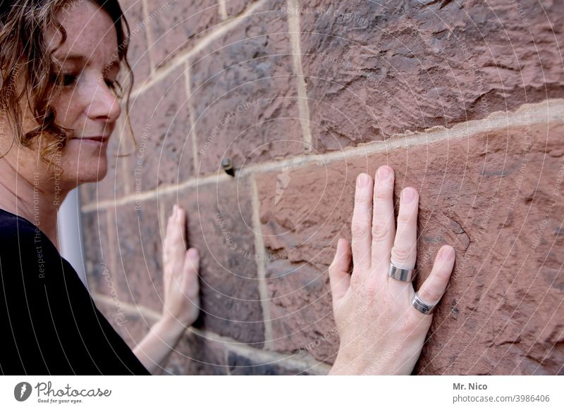 den Stein fühlen Hand Wand Mauer Finger Klagemauer Fuge Fassade Religion & Glaube vertiefen Architektur Bauwerk Gebäude Hände berühren feminin Haare & Frisuren