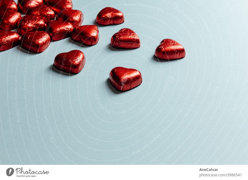 Ein Heiliger valentine mock up mit bunten roten Herzen über einen pastellblauen Hintergrund für die Liebe Tag mit Kopie Raum Valentinstag Layout Einladung
