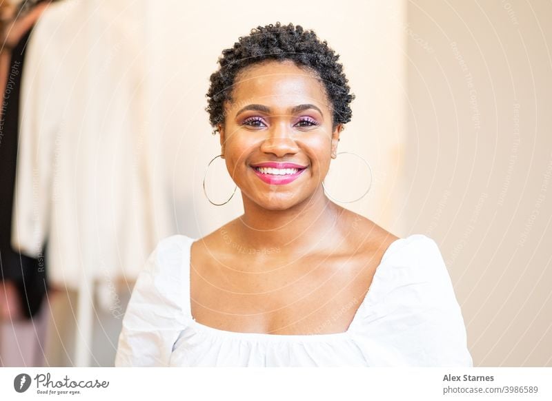 Mode und Lifestyle Blogger Headshot schwarz Frau Kopfschuss Lächeln Glück Zähne Haare & Frisuren Gesicht Porträt schön