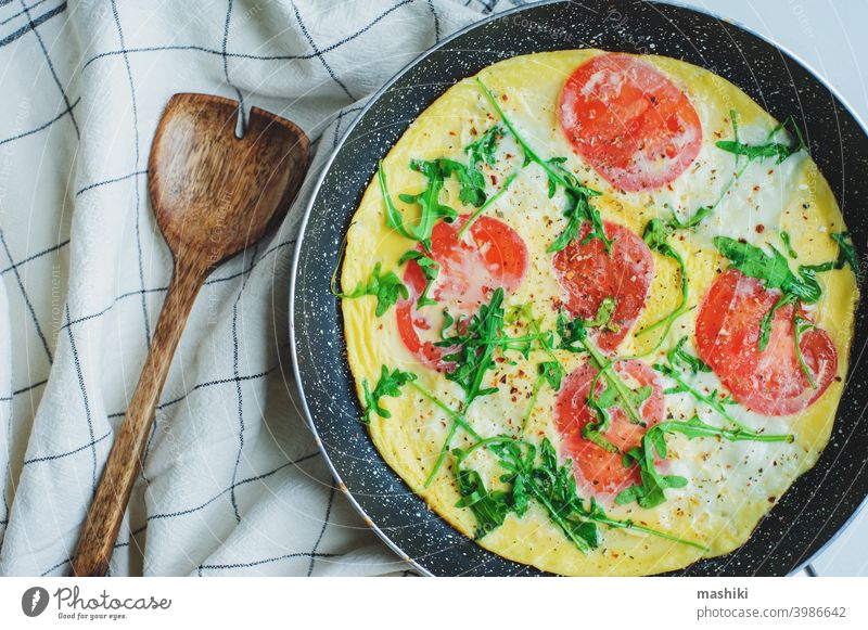 leckeres vegetarisches Frühstück nach italienischer Art - Spiegeleier-Frittata-Omelette mit Mozarella-Käse, Rucola und Tomaten Ei Gemüse Lebensmittel Gesundheit