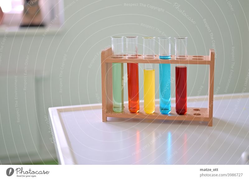 Reagenzgläser mit bunten Flüssigkeiten Reagenzglas Schule Bildung Chemie Unterricht Experiment Farbstoff Farbe Labor Studium Wissenschaften lernen