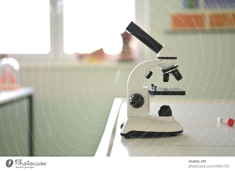 Ein Mikroskop auf einem Labortisch. Schule Universität Untersuchung Wissenschaften Medizin Pharmazie test forschung Unterricht Chemie lernen Bildung Experiment