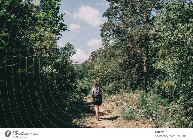Mädchen, das einen kleinen Pfad in den Bergen von Prades, Tarragona, Spanien, entlangläuft. la febró prades Katalonien im Freien mittelgroß Textfreiraum Farbe
