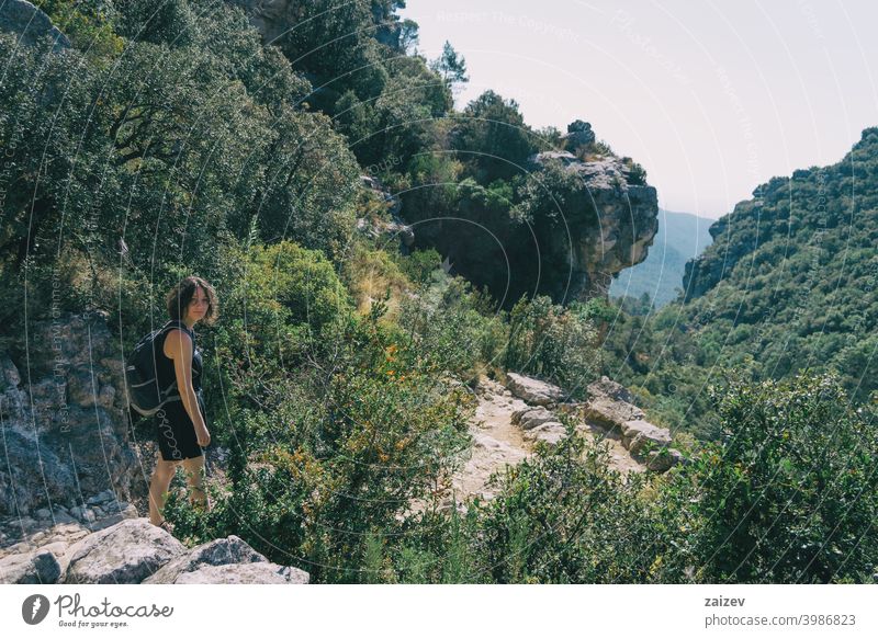 Mädchen, das einen kleinen Pfad in den Bergen von Prades, Tarragona, Spanien, entlangläuft. prades Katalonien la febró im Freien mittelgroß Textfreiraum Farbe