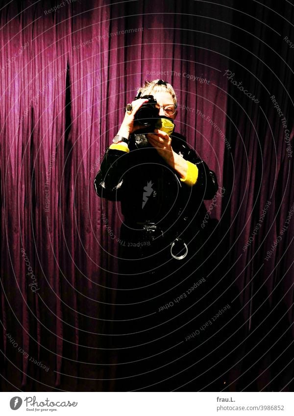 Pandemieselfie Innenaufnahme Mantel Lackmantel Alltagsmaske Corona Atemschutzmaske Vorhang Mundschutz Selfie fotografieren Frau posieren Spiegel
