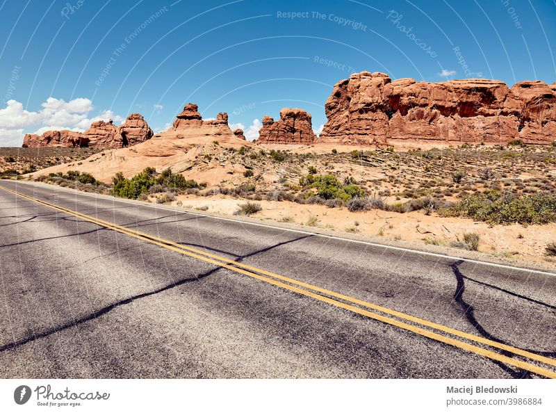 Straße im Arches National Park, Farbtonung aufgetragen, Utah, USA. amerika Fernweh Autobahn reisen Reise Ausflug Abenteuer Weg Menschenleer Autoreise Freiheit