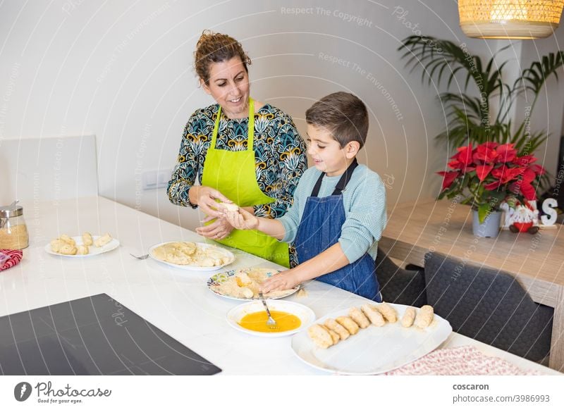 Mutter und Sohn machen Kroketten in der Küche Erwachsener schön Schalen & Schüsseln Semmelbrösel Kaukasier Kind Kindheit Koch Essen zubereiten niedlich heimisch