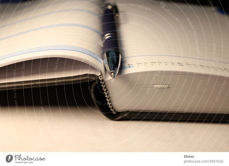Ein Kalender und ein Stift liegen auf dem Tisch flach legen Business Schriftstück Papier Schreibstift Buch Büro Hintergrund blanko Hinweis Notebook Notizblock