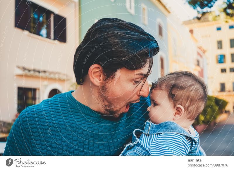 Adorable Porträt eines jungen Vaters umarmt sein Baby Fröhlichkeit Papa Familie Liebe Mundschutz behüten niedlich bezaubernd Eltern Elternschaft Single