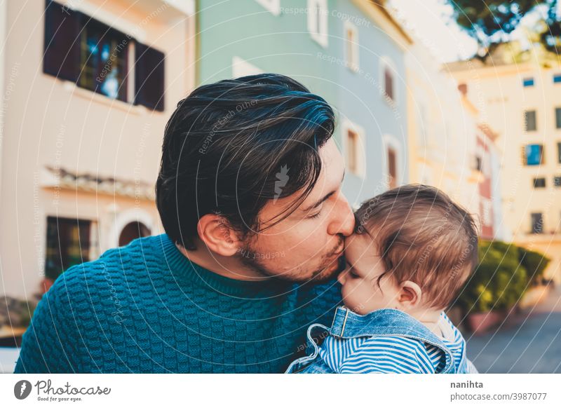 Adorable Porträt eines jungen Vaters umarmt sein Baby Fröhlichkeit Papa Familie Liebe Mundschutz behüten niedlich bezaubernd Eltern Elternschaft Single
