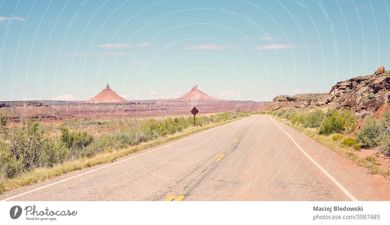 Retro getöntes Bild einer leeren Straße, Utah, USA. amerika Landschaft Autobahn retro reisen Reise Autoreise altehrwürdig gefiltert Ausflug Felsformationen