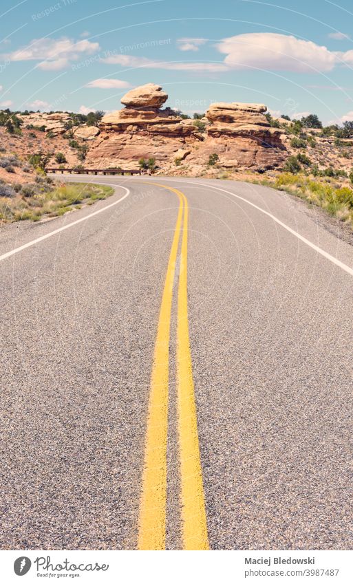 Retro getöntes Bild von einer leeren Straße im Canyonlands National Park, Utah, USA. amerika Asphalt Landschaft Autobahn retro reisen Reise Autoreise