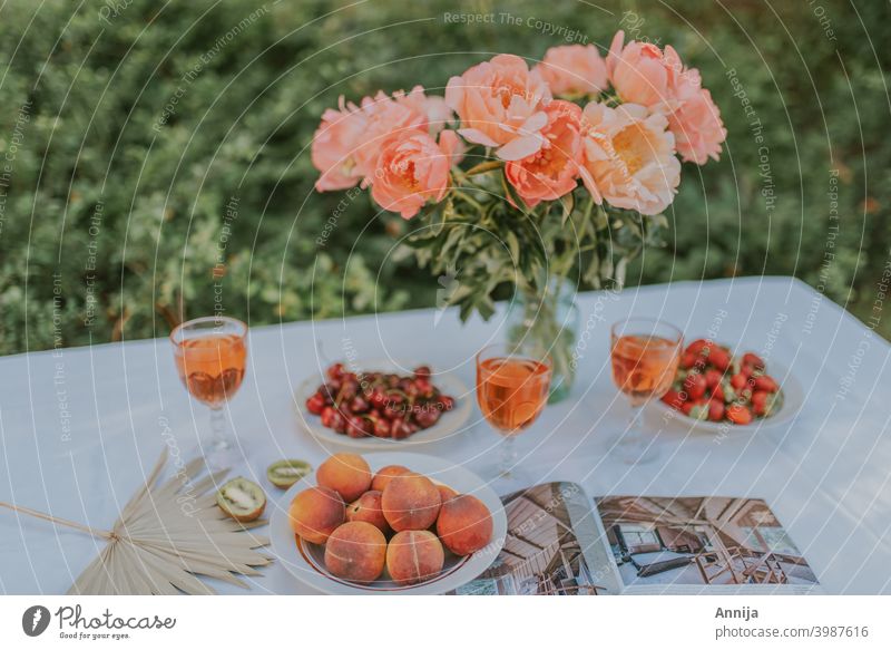 Sommer-Snacks Früchte Gesundheit Tisch einrichten Blumen Pfingstrosen Mittagessen Frühstück Picknick Farbfoto Gesunde Ernährung Diät