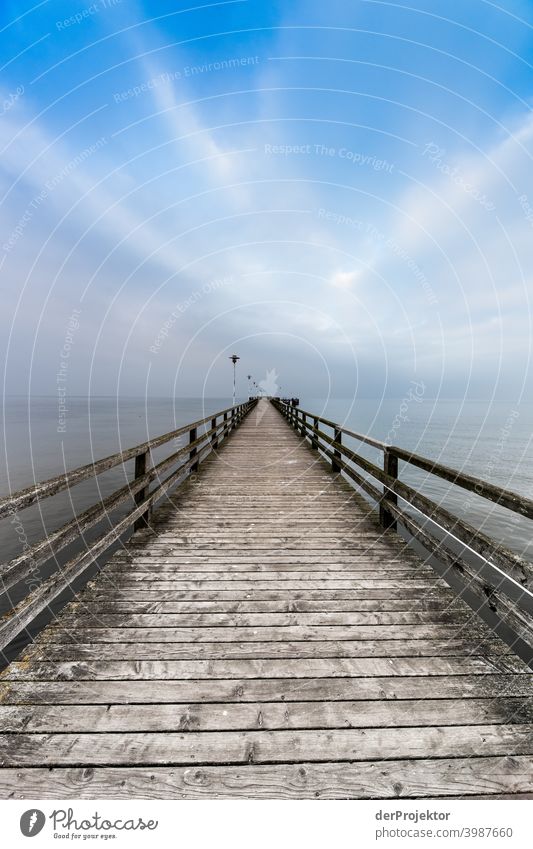 Seebrücke von Ahlbeck auf Usedom im Winter IV Meeresküste einen Spaziergang machen Ferien & Urlaub & Reisen entdecken Ausflugsziel Wellen Wellengang
