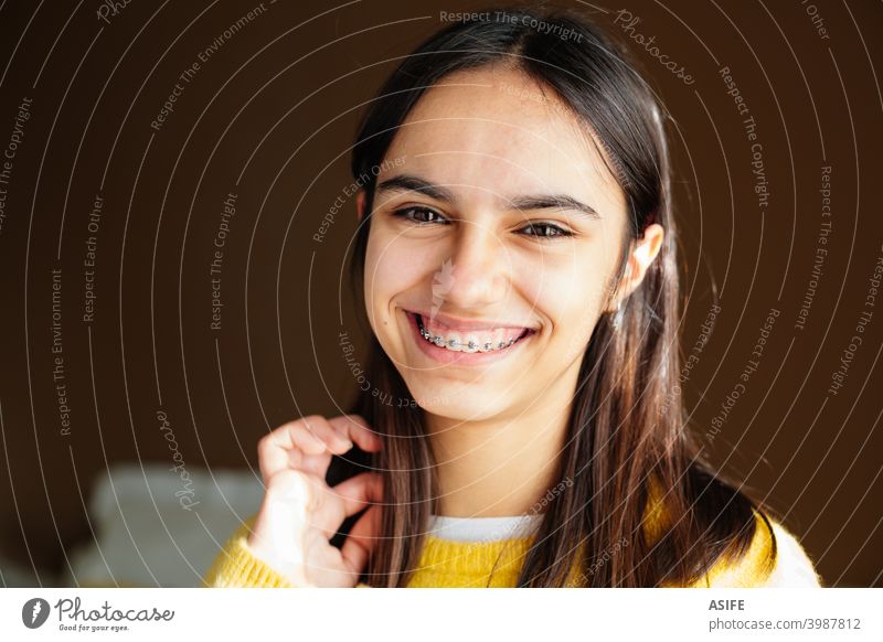 Niedlich und glücklich jugendlich Mädchen mit Klammern lächelnd in die Kamera Teenager Zahnspange kieferorthopädisch Lächeln Glück Halterungen Freude Zähne