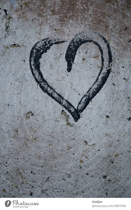 Graffiti schwarzes Herz an Betonwand gemalt Menschenleer Liebe Farbfoto Wand Mauer Außenaufnahme Zeichen Verliebtheit Romantik Gefühle Schriftzeichen Tag
