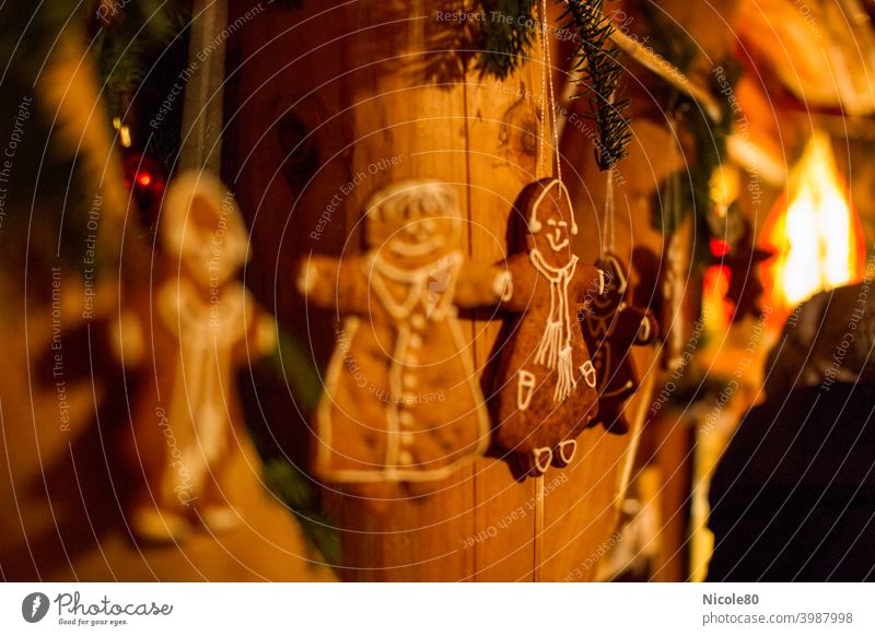 Pfefferkuchen an Holzwand pfefferkuchen Holzbalken gemütlich Warmes Licht Weihnachtszeit Tannenzweige Dekoration & Verzierung weihnachtsdeko handgemacht