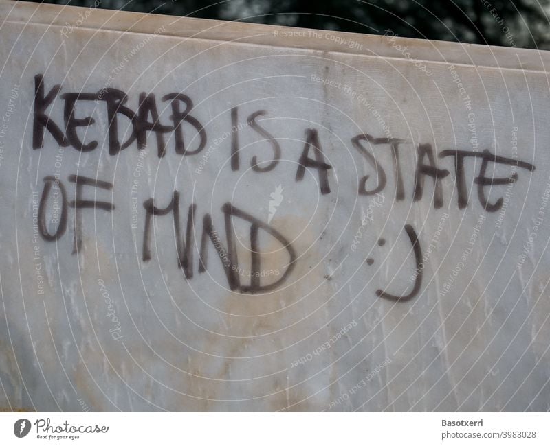 Graffiti "Kebab is a State of Mind" auf einer polierten Marmorwand Lifestyle Essen Food Philosophie Fastfood Ernährung Wand Hauswand Park Außenaufnahme Kunst