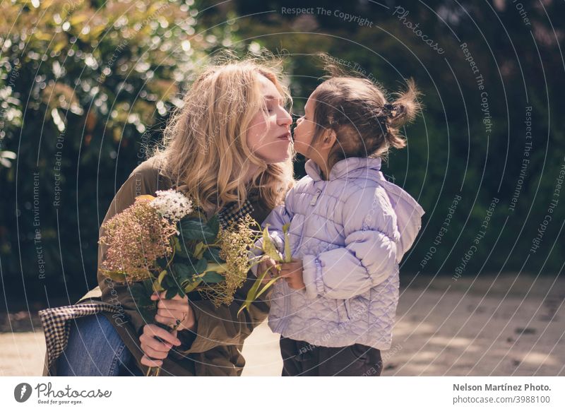 Mutter und Tochter küssen sich im Park Kuss Liebe Familie Kaukasier Latein jung Zusammensein Frau Glück Menschen weiß Natur schön Lifestyle Kindheit Mädchen
