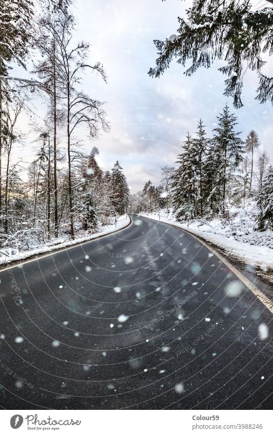 Winter-Straßen Eis Frost Saison Holz Himmel Schnee Wald kalt Natur im Freien Landschaft weiß Tag gefroren verschneite Weg Szene Wetter Baum Bäume Asphalt
