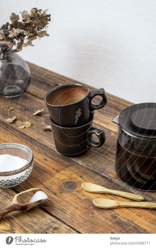 Zwei Kaffeetassen und eine Kaffeekanne auf einem rustikalen Holztisch Kaffetasse zwei Kaffeepause Espresso Getränk Tasse Frühstück zuhause Koffein Morgen