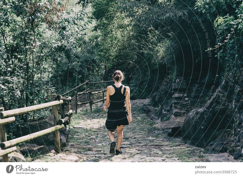 Mädchen, das auf einem kleinen Pfad in den Bergen von Sadernes, Spanien, spazieren geht. im Freien mittelgroß Textfreiraum Farbe Menschen Frau eine Person 20s