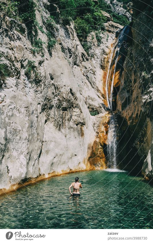 Mädchen im Wasser in einem Wasserfall in Sadernes friedlich menschlich perfekt rein entspannend Haut Person genießend Paradies alternativ Fröhlichkeit