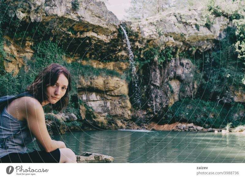 Frau neben einem Wasserfall friedlich menschlich perfekt rein entspannend Haut Person genießend Paradies alternativ Fröhlichkeit eine Person Freude Dame ruhig
