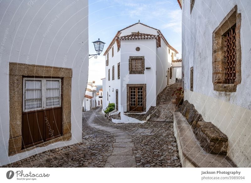 Charmante Straße im historischen Marvao, Alentejo, Portugal Haus eng charmant Charme weiß sonnig Eckstoß Bogen Tag Tür Stadtbild unesco im Freien Trutzburg