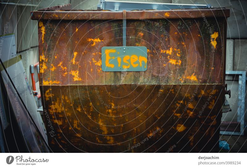 Ein verrostenter  Container nur für Eisenabfälle, und ein mit Hand geschriebenes Schild : Eisen Güterverkehr & Logistik Farbfoto Menschenleer Außenaufnahme