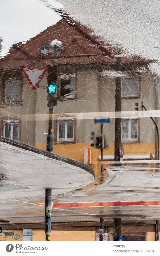 Überschwemmung Pfütze Wohnhaus Reflexion & Spiegelung optische täuschung wohnen Haus Perspektive nass Mehrfamilienhaus Gebäude Fenster Wasser Herbst Ampel