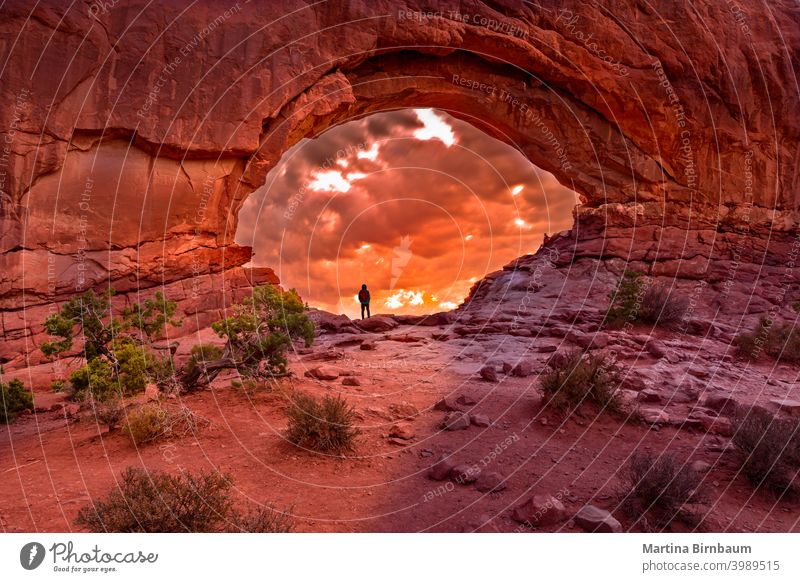Genießen Sie den Sonnenaufgang im North Window Arch, Arches National Park Utah USA Bogen Norden Fenster Tourist Tourismus Menschen Moab Landschaft reisen wüst