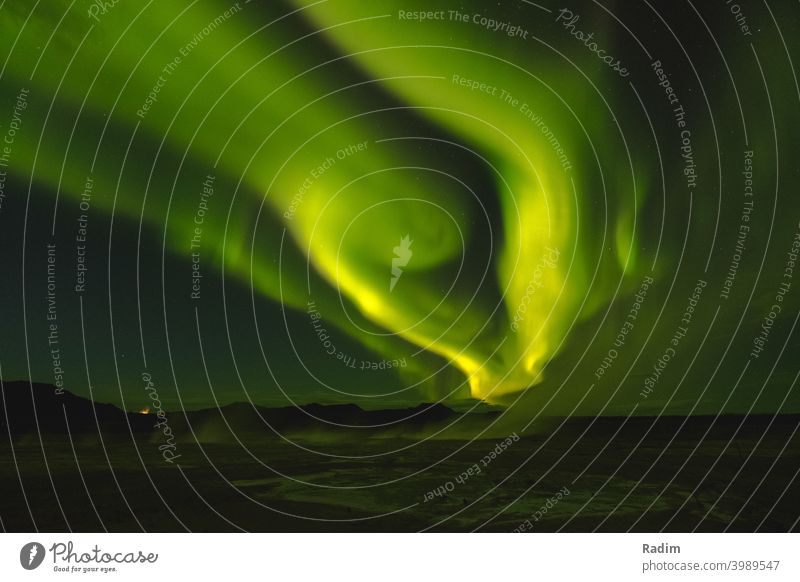 Polarlichter in Island Aurora Nordlicht Nachtaufnahme hverir grüner Himmel Stern Skandinavien skandisch Wildnis