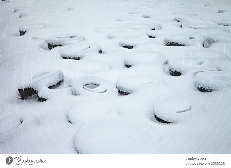 Im Schnee sieht fast alles schön aus Autoreifen Reifen Räder Gummi Kreis kreisrund schneebedeckt weiß weich schwarz schwarzweiß Muster Strukturen & Formen