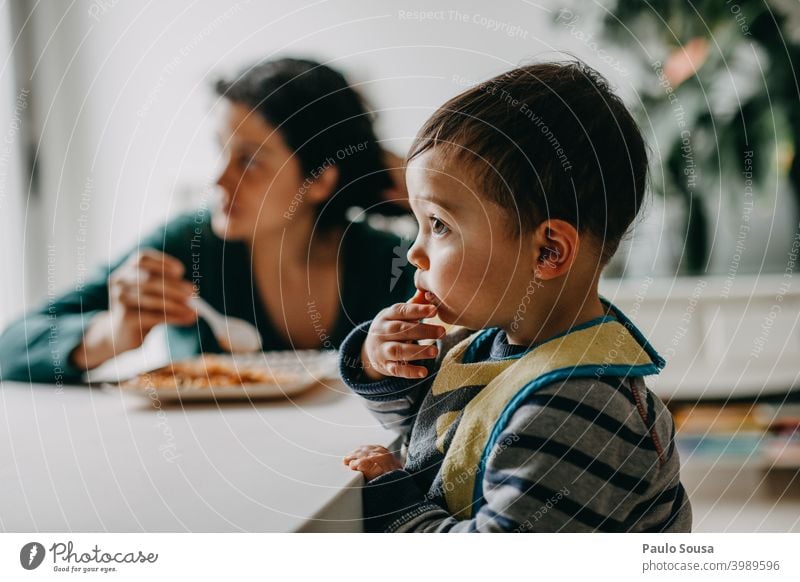Mutter füttert Kind zu Hause Mutterschaft 1-3 Jahre Leben Lifestyle Zusammensein Zusammengehörigkeitsgefühl Menschen Pflege Fröhlichkeit