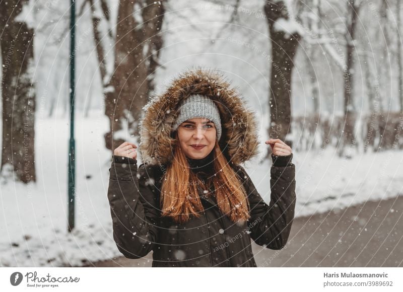 glückliche Frau draußen auf dem Schnee attraktiv Hintergrund schön kalt Spaß Mädchen Fröhlichkeit Glück Hut Feiertag Freude Lifestyle Natur im Freien Park
