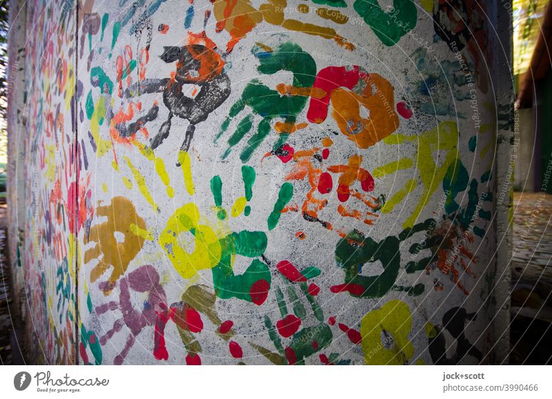 Hand in Hand gestaltete Wand Straßenkunst Abdruck viele Kreativität Teamwork Partizipation Farbenspiel mehrfarbig abstrakt Einigkeit Silhouette