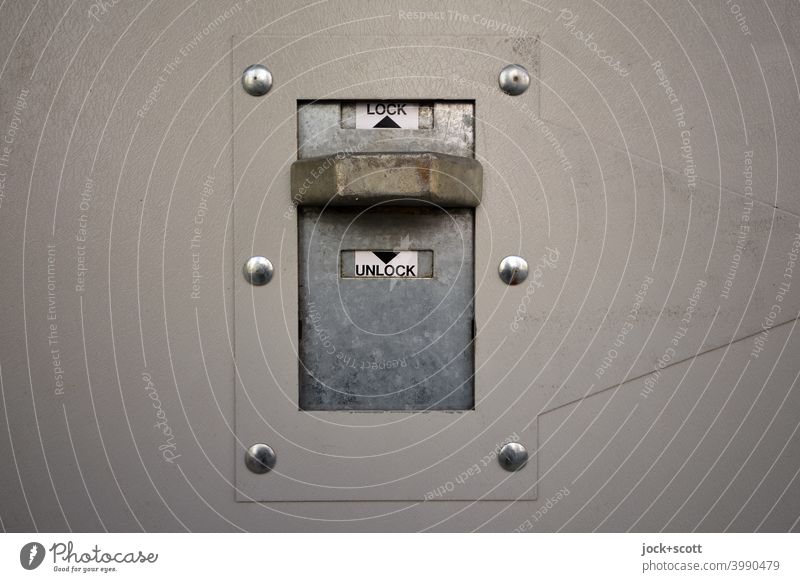 Lock oder Unlock ist hier die Frage Automat Schieberegler Technik & Technologie Regler sperren entsperren Englisch Metalloberfläche Niete Detailaufnahme Pfeil