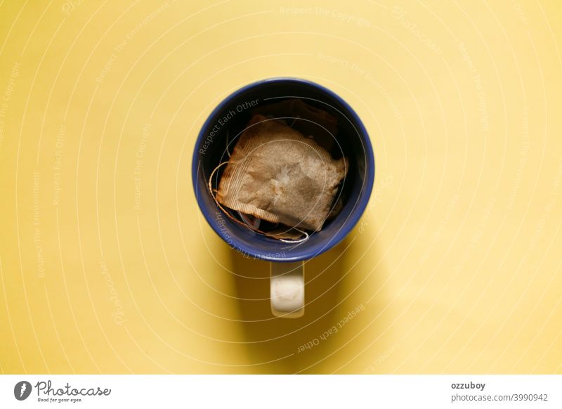 gebrauchter Teebeutel auf Tasse trinken Tasche Getränk Kräuterbuch verwendet Kraut braun Nahaufnahme Gesundheit Erholung vereinzelt Papier Erfrischung